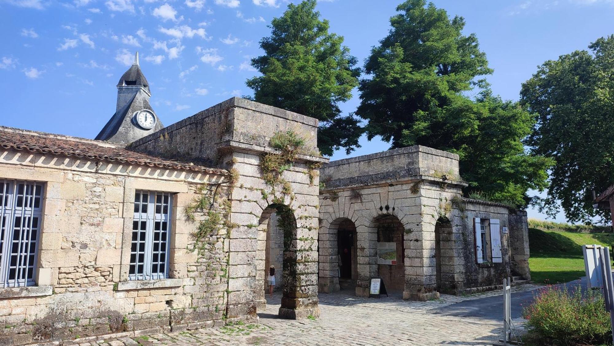 Maison Charmeilles - Gite Touristique - Coliving Fronsac  Exterior foto